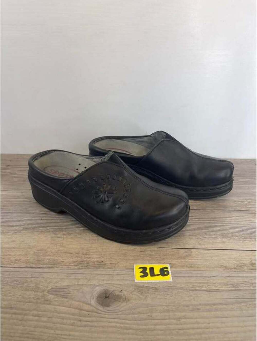Klogs USA Women's Black Leather Starburst Woven Clogs Size 8M